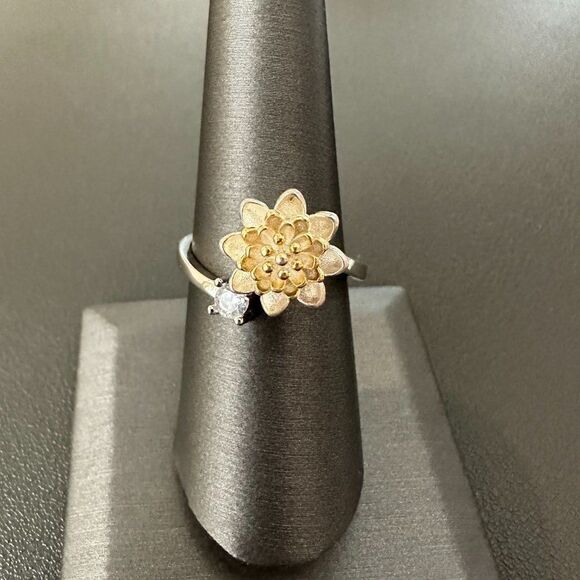 White Lotus Flower Floral Rotating Spinning CV Anxiety Fidget Ring Size 9 - Picture 2 of 6